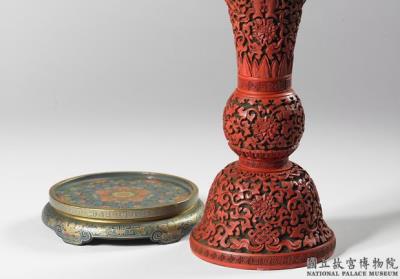 图片[2]-Carved red lacquer candlestick with decoration of lotus scrolls and the Eight Treasures, Qing dynasty, Qianlong reign (1736-1795)-China Archive